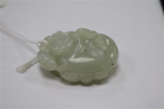 A Chinese pale celadon jade carving of a monkey and lingzhi fungus, 18th century 5cm